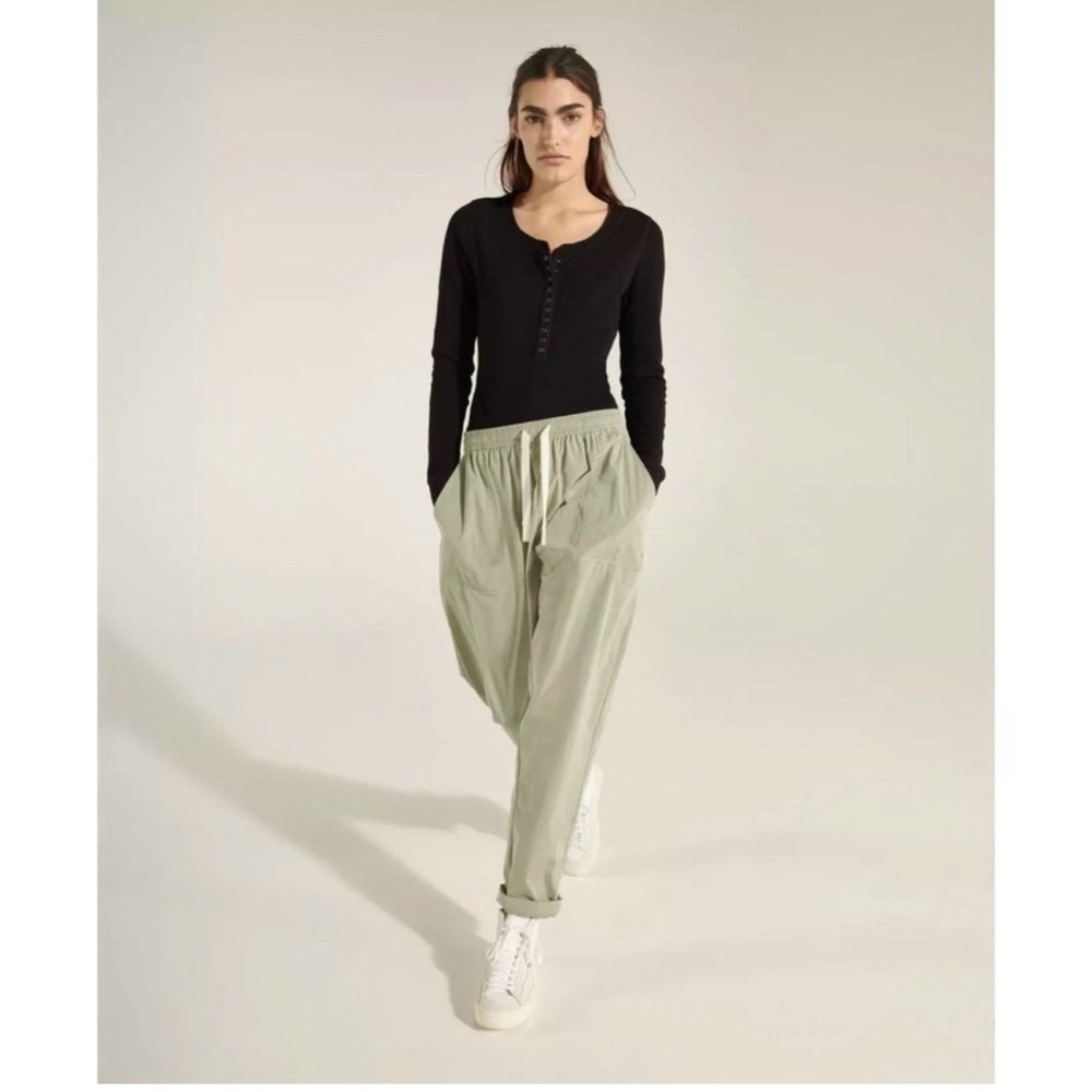 Halle Berry x Sweaty Betty Maia Woven Jogger in Chalkgreen